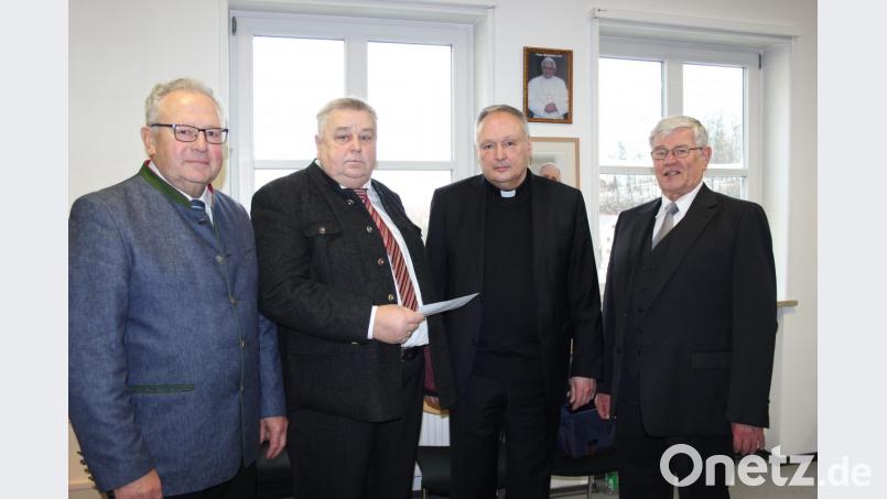 Den Erlös aus dem Weihnachtskonzert in Höhe von 400 Euro übergab der Gesangverein als Spende (von links): 2. Vorsitzender Alfred Haubner, Vorsitzender Rudi Schmidt, Stadtpfarrer Georg Flierl und Chorleiter Horst Schultes. Bild: heb