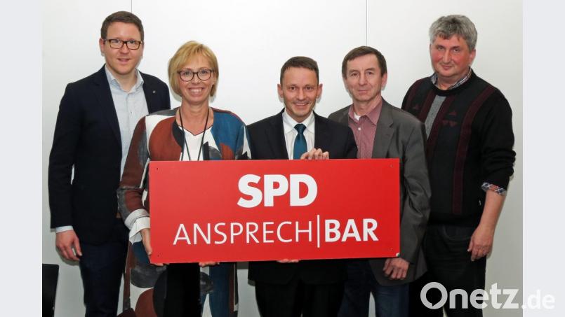 Der SPD-OV Lerchenfeld Stockerhut (von links Ralf Moser, Sabine Zeidler, Jens Meyer, Waldemar Hock und Herbert Schmid) lädt jeden zweiten Donnerstag um 15 Uhr zu Bürgergesprächen unter dem Motto „AnsprechBar“ ins Café Mitte von Januar bis März ein. Bild: Dobmeier