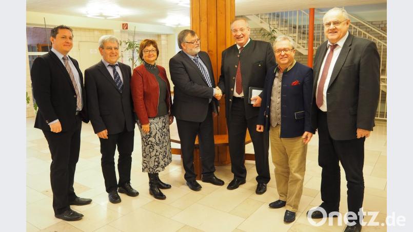 HPZ-Geschäftsführer Helmut Dörler begrüßt Bezirkstagspräsident Franz Löffler (Vierter und Fünfter von rechts). Mit dabei (von links) der Leiter der Bezirksverwaltung Benedikt Schreiner, HPZ-Aufsichtsratsvorsitzender Johann Bock, HPZ-Prokuristin Brigitte Krause, Bezirksrat Toni Dutz und Bezirkstagsvizepräsident Lothar Höher Bild: Bühner
