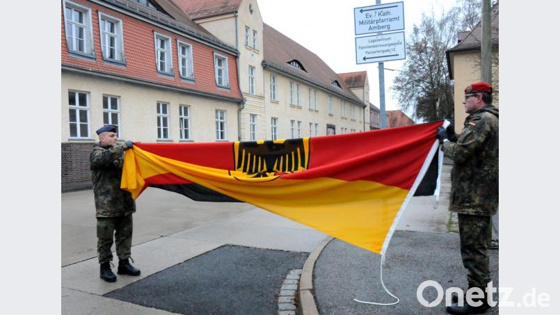 Die Bundeswehr hat die Flagge eingeholt und ist abgezogen. Was wird jetzt aus der leerstehenden Kaserne am Amberger Stadtrand? Bild: Stephan Huber