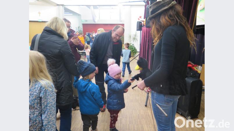 „Darf ich den kleinen Raben Socke streichen?“ fragen viele Kinder nach der Vorstellung. Bild: jzk