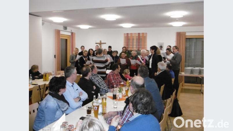 Den musikalischen Teil des Dankeschön-Essens bestreitet der Kirchenchor. Bild: rgl