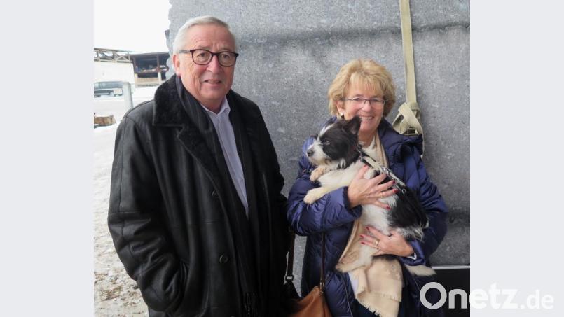 Der Präsident der Europäischen Kommission Jean-Claude Juncker und seine Frau Christiane Frising holen ihren neuen Hund Peluso bei der Hundenothilfe Vilseck ab. Bild: Franz-von-Assisi-Hundenothilfe
