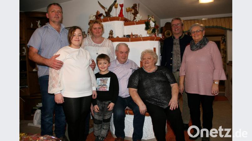 Hermine und Karl-Heinz Meier feierten vor wenigen Tagen goldene Hochzeit. Das Fest fand im familiären Rahmen statt. Von links: Schwiegersohn Wolfgang, Enkelin Luisa, Tochter Andrea, Enkelsohn Jakob, Karl-Heinz und Hermine Meier, Bürgermeister Toni Dutz und die Frauenbund-Vorsitzende Brigitte Weig. Bild: wro