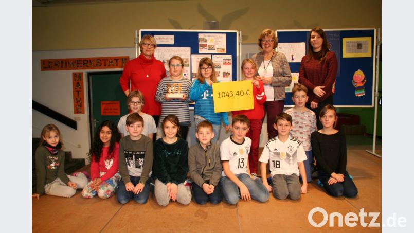 Die Schülerabordnung mit Klassenleiterin Maria Fritsch, Johanna Schirdewahn und Lehramtsanwärterin Stephanie Würl. Bild: fpoz