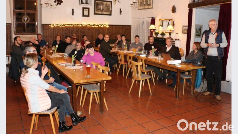 Architekt Emil Lehner stellt den Kaibitzern erste Ideen zur Dorferneuerung vor. Bild: rpp