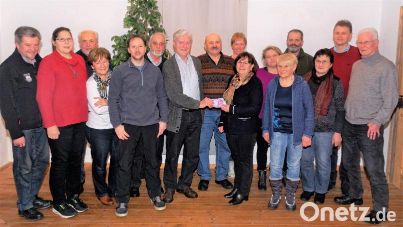 Der Museumsarbeitskreis freut sich über die Spende von Anton Pöpperl. Bild: tu