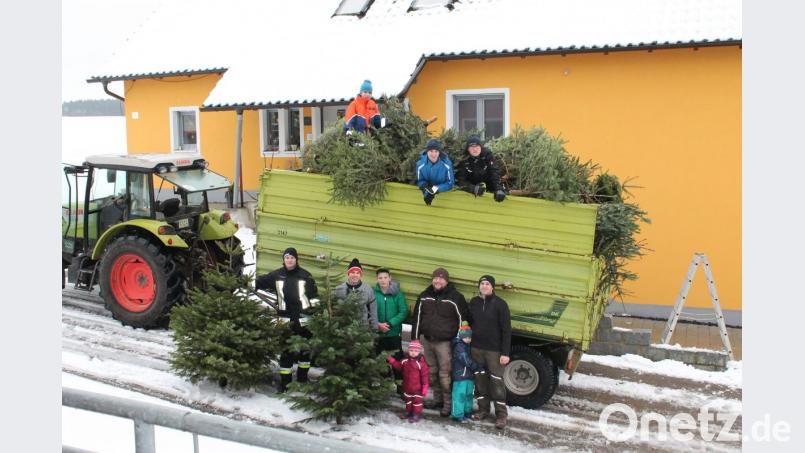 Die Jugendfeuerwehr Schmidgaden sorgte für den Abtransport der ausrangierten Christbäume. Bild: exb