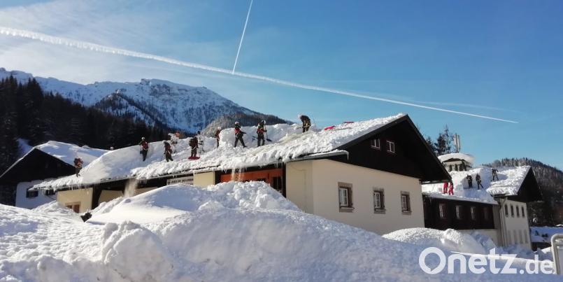 Einsatz vor traumhafter Kulisse, doch die Idylle täuscht – Soldaten des Versorgungsbataillon 4 räumen die Dächer der Ortschaft Buchenhöhe. Bild: Christoph Burner