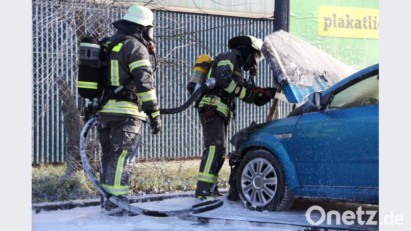 Auch mit Schaum löschen die Feuerwehrmänner den Motorbrand. Bild: za