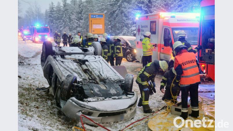 In diesem Wrack harrte der Ersthelfer am Freitag, 11. Januar, zusammen mit der eingeschlossenen Unfallfahrerin aus, bis die Rettungskräfte die junge Frau befreien konnten. Archivbild: Gabi Schönberger