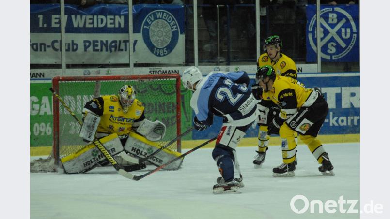 42 Sekunden vor Schluss traf Martin Heinisch ins Schwarze, doch das Tor fiel zu spät: Die Blue Devils unterlagen am Freitag Sonthofen mit 2:3. Bild: gb