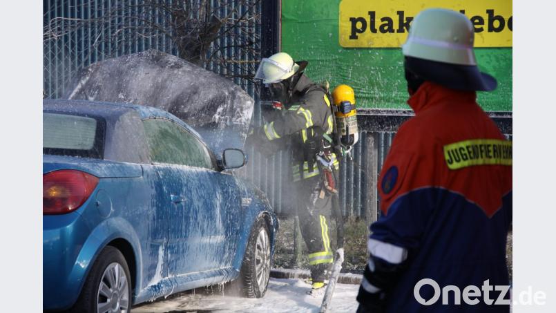 Direkt am Auto arbeitet die Feuerwehr mit Atemschutz. Bild: za