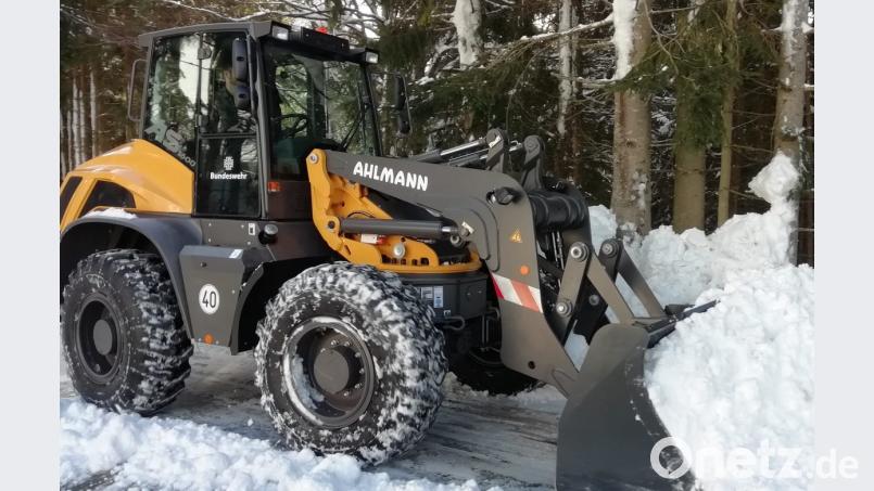 Schweres Gerät der Bundeswehr im Räumeinsatz – hier Radlader beim Beseitigen der Schneemassen bei der Ortschaft Buchenhöhe. Bild: Christoph Burner