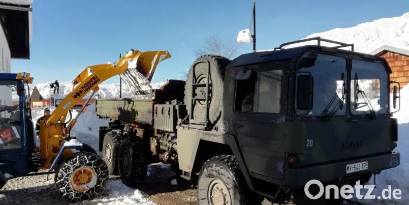 Abtransport der Schneemassen aus der Ortschaft Buchenhöhe – Rodinger Logistiker mit Transport-Lkws im Einsatz. Bild: Christoph Burner