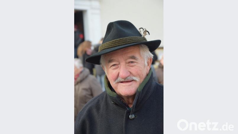 Leonhard Ehrensberger weiß viel darüber zu erzählen. Ab 1960 gehörte er damals schon zur Trachtenkapelle und als junger Bursch’ hat er schon die Zunftstangen getragen, die damals noch bei der Prozession mitgeführt wurden: „Dafür gab’s immer ein Fünfzigerl Trinkgeld für uns Buben.“ Bild: bö