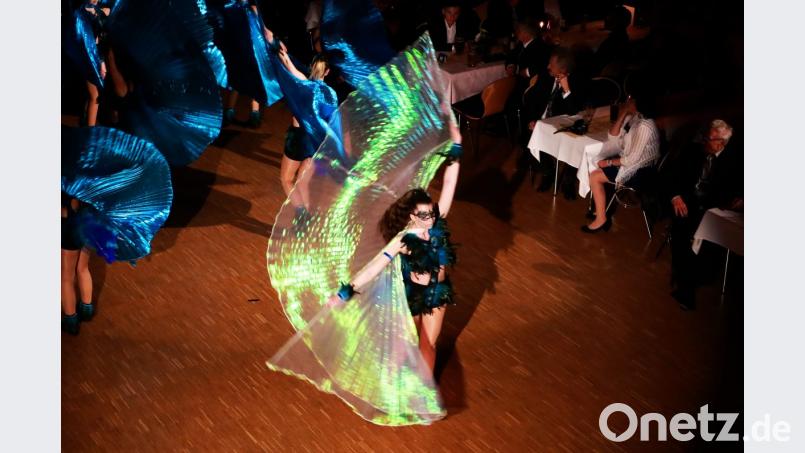 Als "Paradiesvögel" bezaubern die Tänzerinnen der TSV-Tanzgruppe De Luxe das Publikum. Bild: njn