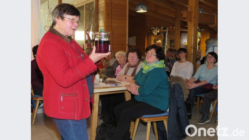 Viel Interesse findet das fermentierte Rotkraut. Die Landfrauen wollen wissen, wie das technisch funktioniert. Bild: ubb