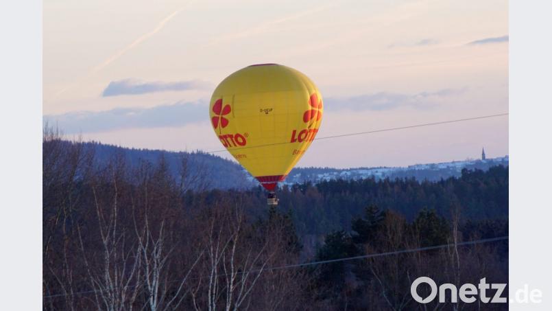 Im Sinkflug auf die Wiese in der Gabellohe. Im Hintergrund Neustadt am Kulm mit dem Kleinen Rauhen Kulm (rechts). Bild: bkr