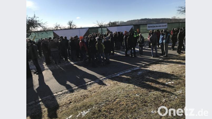 Eine 30 Meter lange Wand soll die tatsächlichen Dimensionen des Süd-Ost-Links zeigen; die Wand ist dabei noch etwa zehn Meter schmäler als die geplante Trasse. Bild: eig