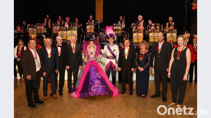 Das Narrhalla-Prinzenpaar Victoria und Thomas III. (Fünfte und Sechster von links) mit den diesjährigen Ordensträgern (von links) den Stadträten Karlheinz Rottmann, Georg Frieser, Christian Bauer, zweiten Bürgermeister Johannes Reger, Bürgermeister Hans Donko, dritte Bürgermeisterin Sonja Heindl, Stadtrat Jürgen Böckl und Organisatorin Carolin Böckl. Bild: njn