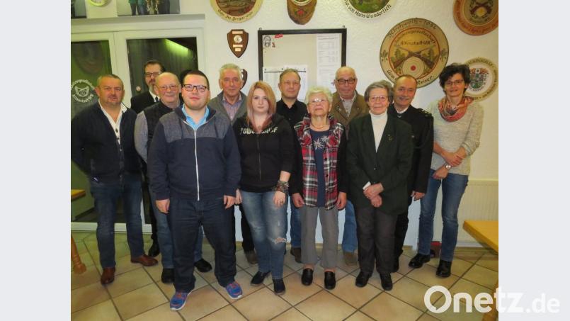 Die ausgezeichneten Mitglieder des Schützenvereins. Von rechts: Petra Brand, Jürgen Merkl, Liselotte Gerling, Karl Ertl, Traudl Ertl, Andreas Ehinger, Julia Ehinger, Hans Simon, Manuel Stich, Gerd Simon Christian Behr und Gerhard Ehinger. Bild: adj