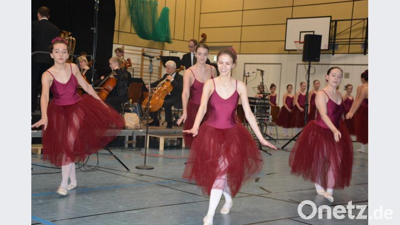 Die 25 Tänzerinnen der Ballettklasse zeigen viel Eleganz. Bild: jr