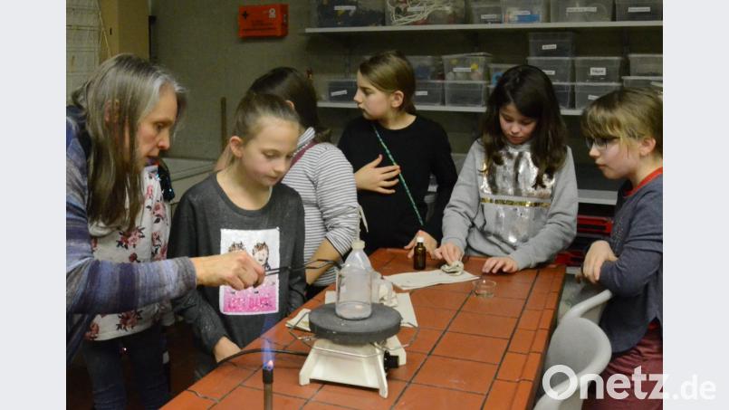 Geldentwertung im Chemiesaal. Aus Kupferpfennigen wurden Messing-Legierungen. Bild: Kunz