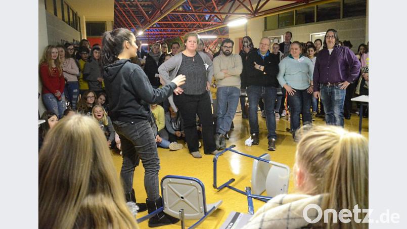 Um Konflikte zwischen Lehren und Schülerinnen zu lösen, müssen keine Stühle fliegen. Die sozialwissenschaftliche Abteilung bewies im Obergeschoss, dass das Diskutieren über Probleme das wirksamere Mittel sei. Bild: Kunz