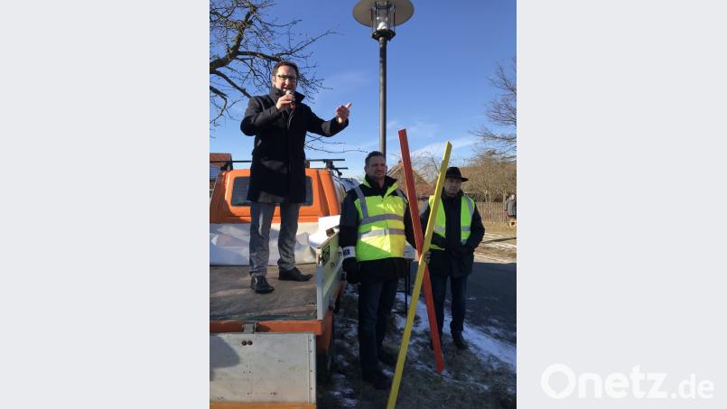 MdL Tobias Gotthardt (Freie Wähler) wettert gegen die "Monstertrasse", neben ihm von der Bürgerinitiative deren Sprecher Josef Langgärtner (rechts) und Tobias Groß. Bild: eig
