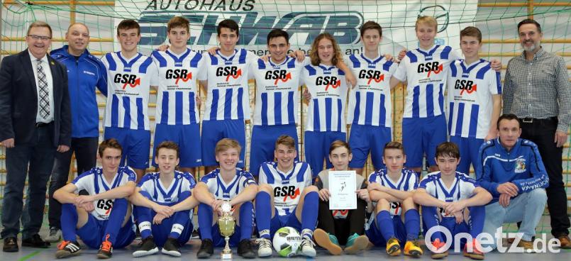 Blau-weiß gestreift dominiert: Die B_junioren des SV Raigering gewannen die Stadtmeisterschaft im Hallenfußball. Bürgermeister Martin Preuß (links) gratulierte. Bild: Wolfgang Steinbacher