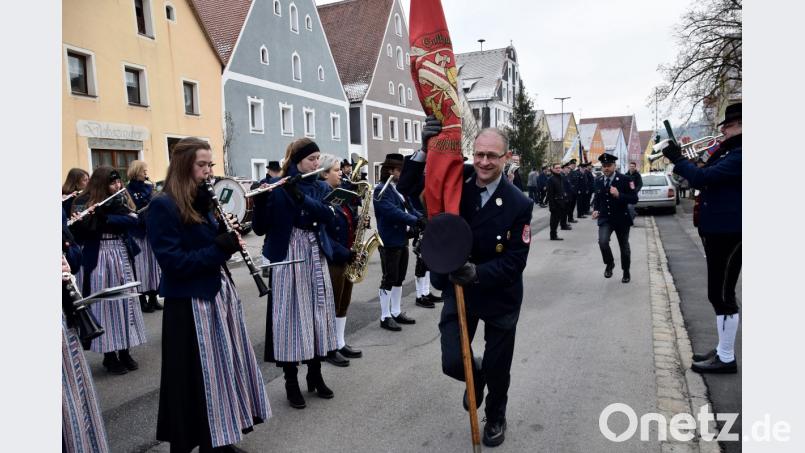 Der Fahnenlauf als Abschluss: Wenn die Musiker beim Fahnenmarsch aussetzen, stürmen die Fahnenträger los. Denn: Wer zuerst im Wirtshaus ist, bleibt zechfrei. Bild: bö