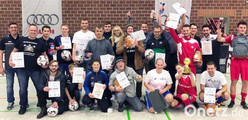 Nach sechs Stunden bester Unterhaltung in 18 Spielen freuen sich die Vertreter der Teams über die Platzierungen. Bild: lst