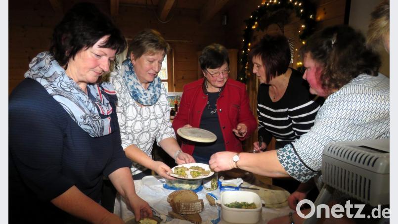 Nach dem Vortrag gibt es Brote mit Kräuteraufstrichen. Bild: ubb