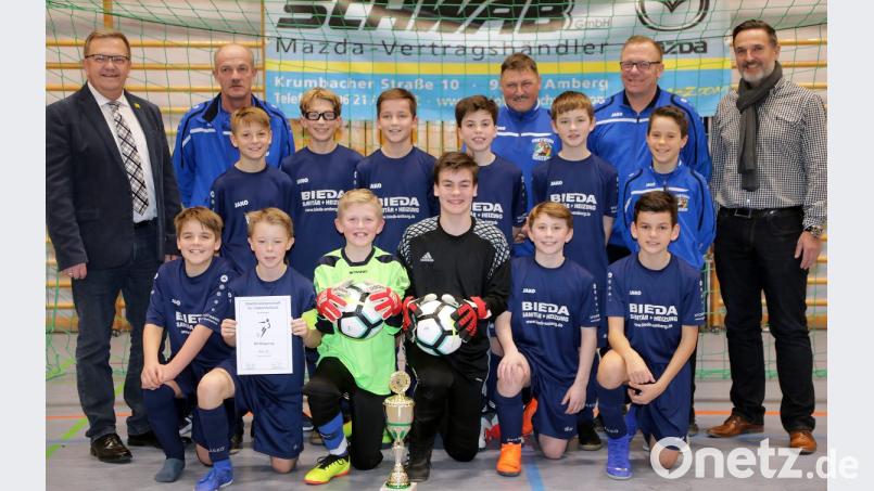 Zweifacher Triumph am Samstag: Auch die D-Junioren des SV Raigering gewannen den Stadtmeistertitel im Hallenfußball. Bild: Wolfgang Steinbacher