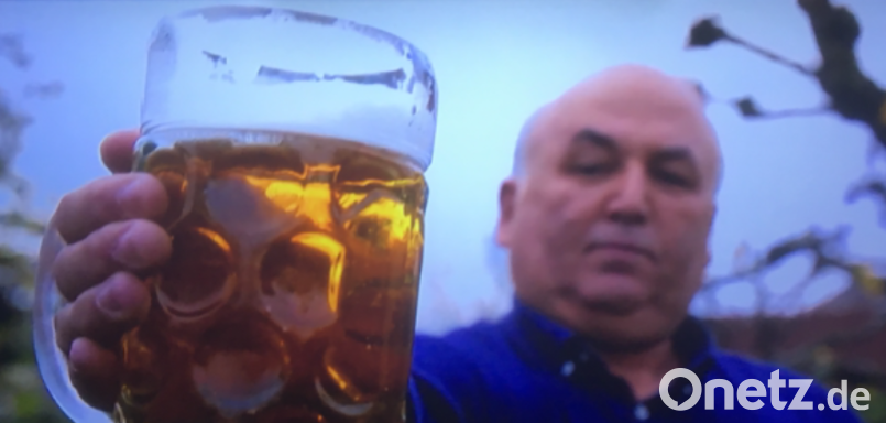Über 45 Minuten hat Albert Schmidt den Masskrug gestemmt, was ihm 1997 einen Eintrag im "Guinnessbuch der Rekorde" einbracht. Jetzt wird über den Tirschenreuther in der BR-Sendung "Heimat der Rekorde" berichtet. Bild: ws