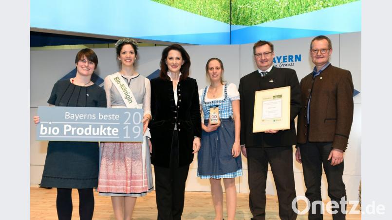 Über die Friedenfelser Innovation freuen sich (von links) Cordula Rutz, Geschäftsführerin LVÖ Bayern, die bayerische Bierkönigin Carina I., Landwirtschaftsministerin Michaela Kaniber, Betina Goldbach, Thomas Schultes von der Güterverwaltung Friedenfels und LVÖ-Vorsitzender Hubert Heigl. Bild: LVÖ Bayern/Christoph Assmann