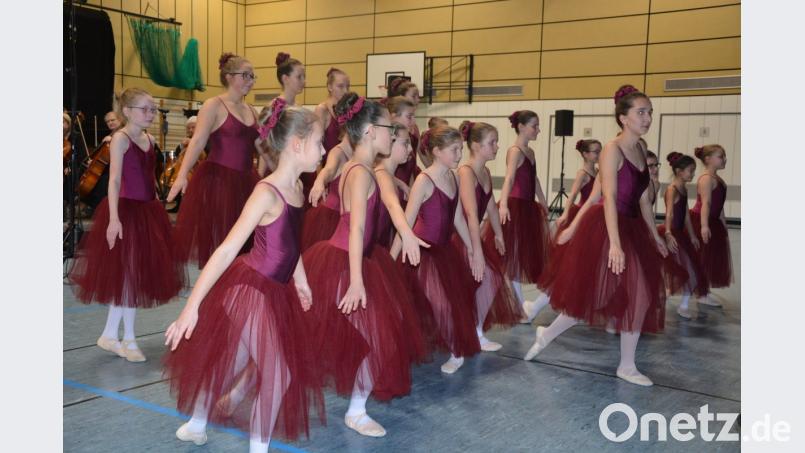 Die 25 Tänzerinnen der Ballettklasse zeigen viel Eleganz. Bild: jr