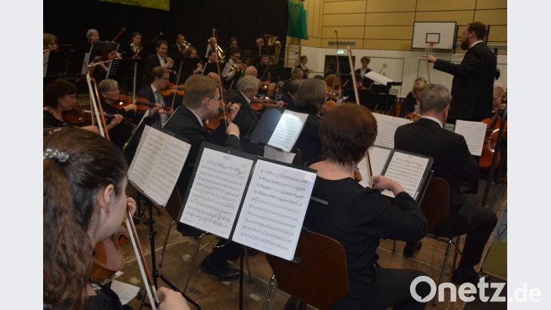Das 50 Personen umfassende Orchester mit Leiter Jakob Johannes Schröder. Bild: jr