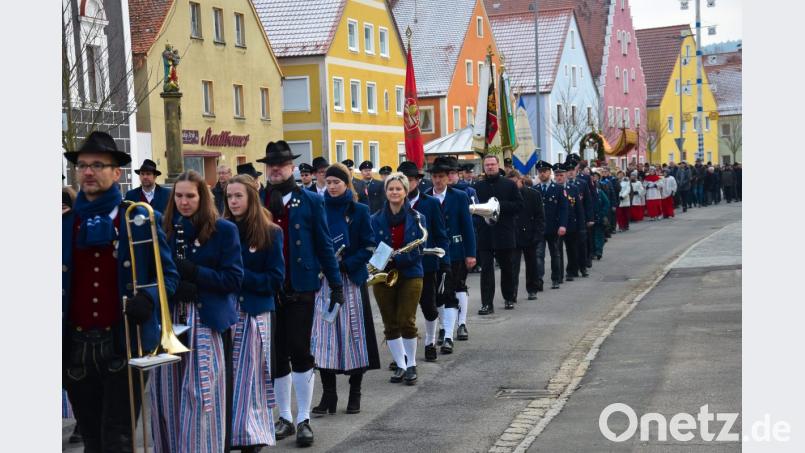 Die Sebastianiprozession in Hohenburg ist die Erinnerung an das Versprechen nach einer Hungernot und nachfolgenden Krankheiten, eine Statue des Pestheiligen durch den inneren Markt zu tragen. Bild: bö
