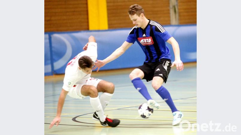 Die SpVgg-SV-Junioren (rechts Noah Scheler) erwischten mit dem 1:0 gegen den FC Augsburg einen gelungen Turnierauftakt. Am Ende belegten die Weidener bei der Bayerischen Futsal-Meisterschaft einen hervorrragenden dritten Platz. Bild: A. Schwarzmeier