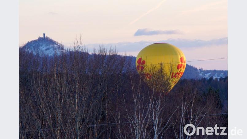Keine Landung im Wald, auch wenn es im Bild so schein. Hinten der Rauhe Kulm. Bild: bkr