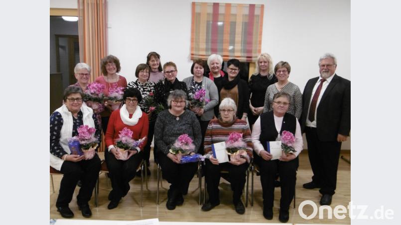 Der Katholische Frauenbund Luhe dankt elf treuen Mitgliedern und überreicht ihnen Urkunden, Ehrennadeln und Blumen. Bild: rgl