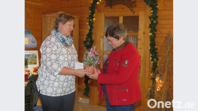 Kreisbäuerin Irmgard Zintl überreicht Markusine Guthjahr (von links) als Dankeschön ein Geschenk. Bild: ubb
