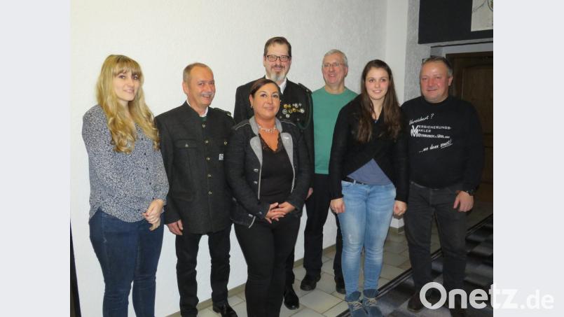Der neugewählte Vorstand. Von links: Julia Müller, Jürgen Merkl, Corinna Merkl, Christian Behr, der ausscheidende Sportleiter Gerhard Frischholz, Maria Neubauer und Reinhold Stich. Bild: adj