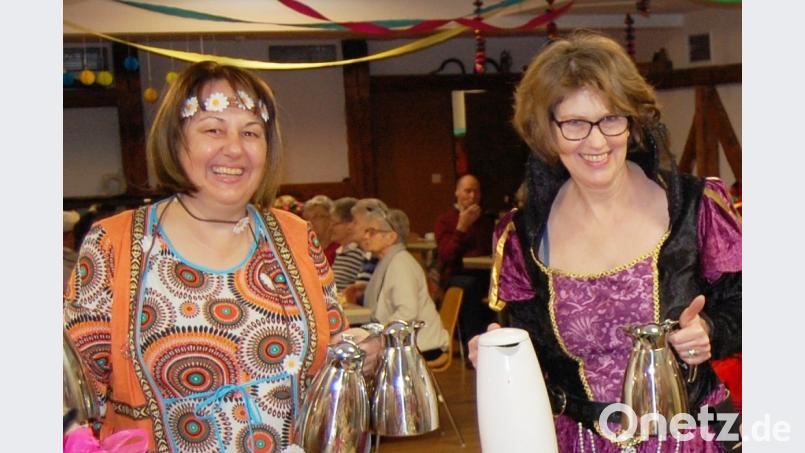 Die Altenstädter Seniorenbeauftragten, Annett Kamm (links) und Elfi Gierlinger (rechts), verwiesen in ihrem Jahresbericht auf umfangreiche Aktivitäten. Höhepunkt, so erzählen sie, ist im vergangenen Jahr der Seniorenfasching der Gemeinde gewesen. Er soll auch heuer wieder stattfinden. Bild: Schmola, Werner