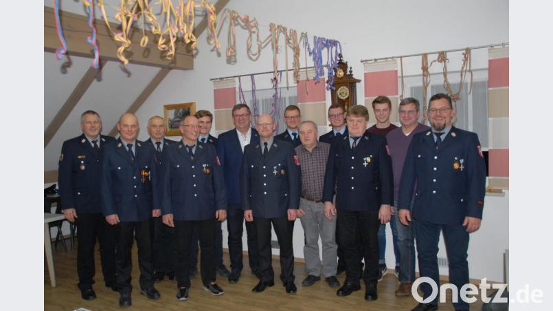 Der neue Vorstand mitdem wieder gewähltem Vorsitzenden Christian Singer. Kreisbrandmeister Jürgen Ehrnsberger (links, außen) und Bürgermeister Peter Braun gratulierten. Bild: pop