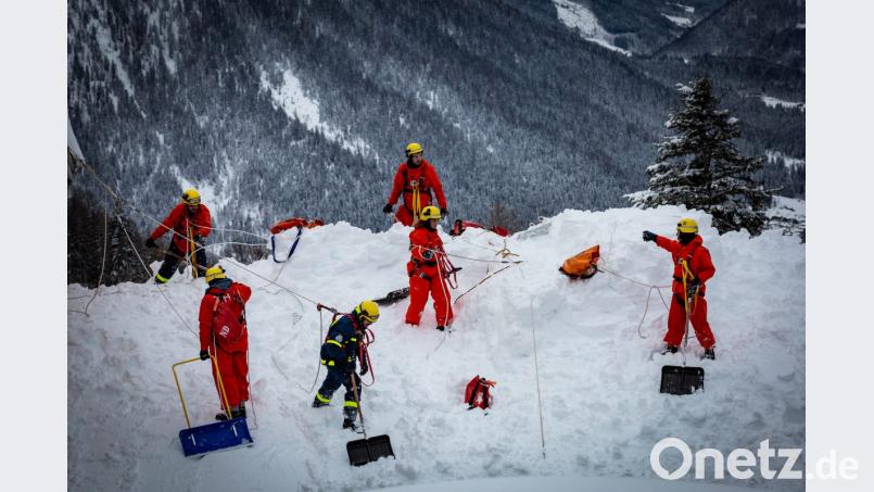 Helfer beim Abräumen eines Daches. &quot;Oftmals war von den Dächern selbst nichts mehr zu sehen, da der Schnee in Buchenhöhe bis zu zwei Meter hoch lag&quot;, schreibt das THW. Bild: exb/THW LV Bayern / Media Team