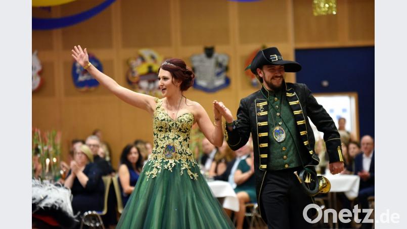 Prinzessin Andrea I vom Bildungswerk zieht mit Prinzgemahl Maximilian I. von der Technikschmiede in die ausverkaufte Stadthalle ein. Erstmals bekommen die Untertanen die in Gold, Grün und Schwarz gehaltenen Gewänder der närrischen Regenten zu sehen. Bild: bgm