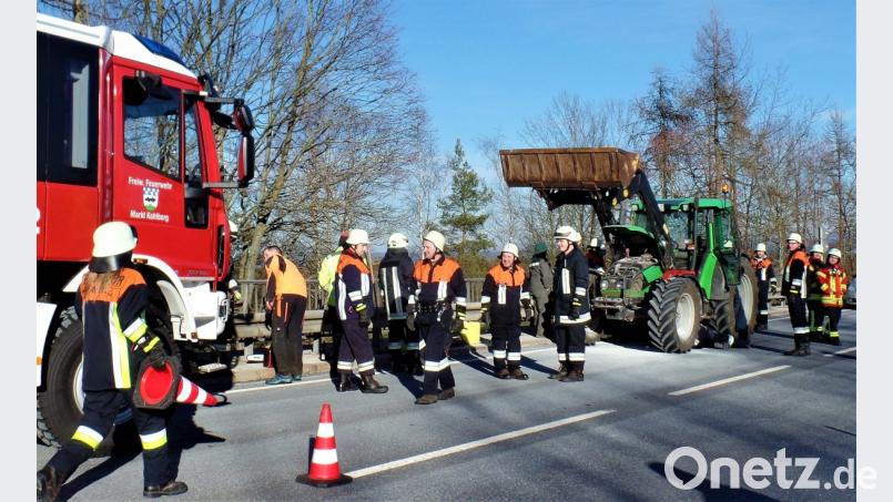 Kleine Ursache, große Wirkung. 3 Feuerwehren rücken mit gut 30 Mann zu einem Schwelbrand unter der Traktor-Motorhaube aus. Die Zugmaschine blieb auf der Staatsstraße von Weiden nach Hirschau stehen. Bild: jml